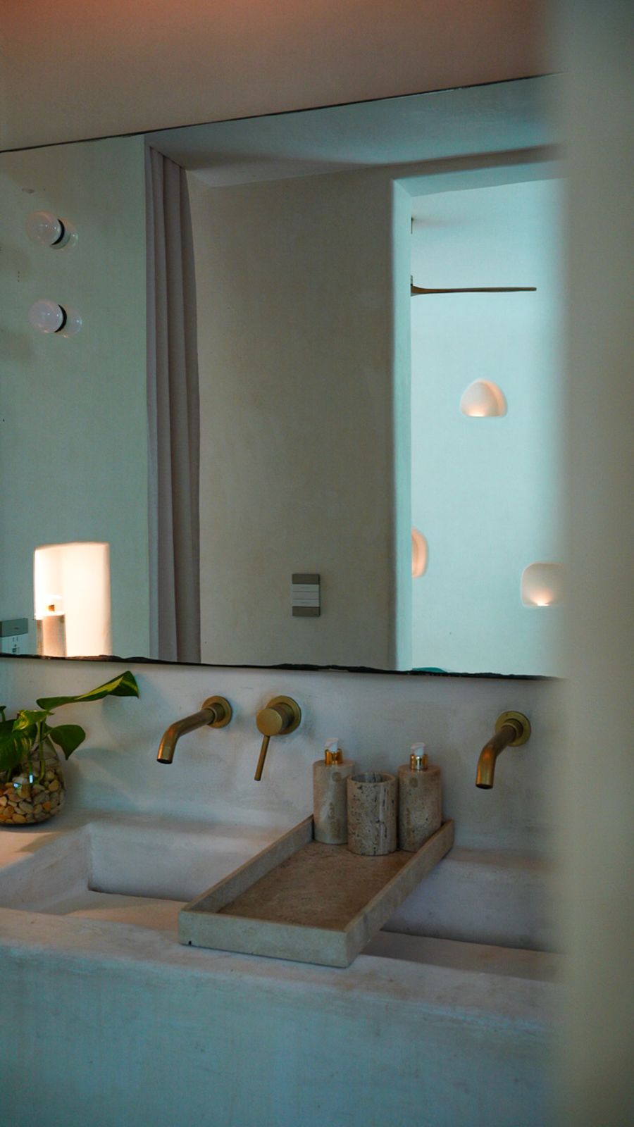 Bathroom in travertine and brass